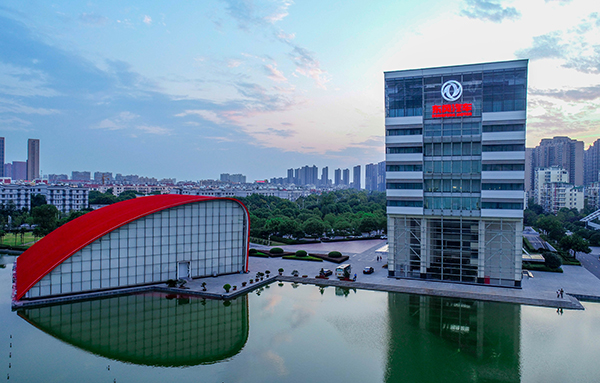 東風公(gōng)司建(jian)設(shè)50周年(nian)重(zhong)走(zou)500公(gōng)裏汽車(che)長(zhang)廊走(zou)進(jin)襄陽(yáng)