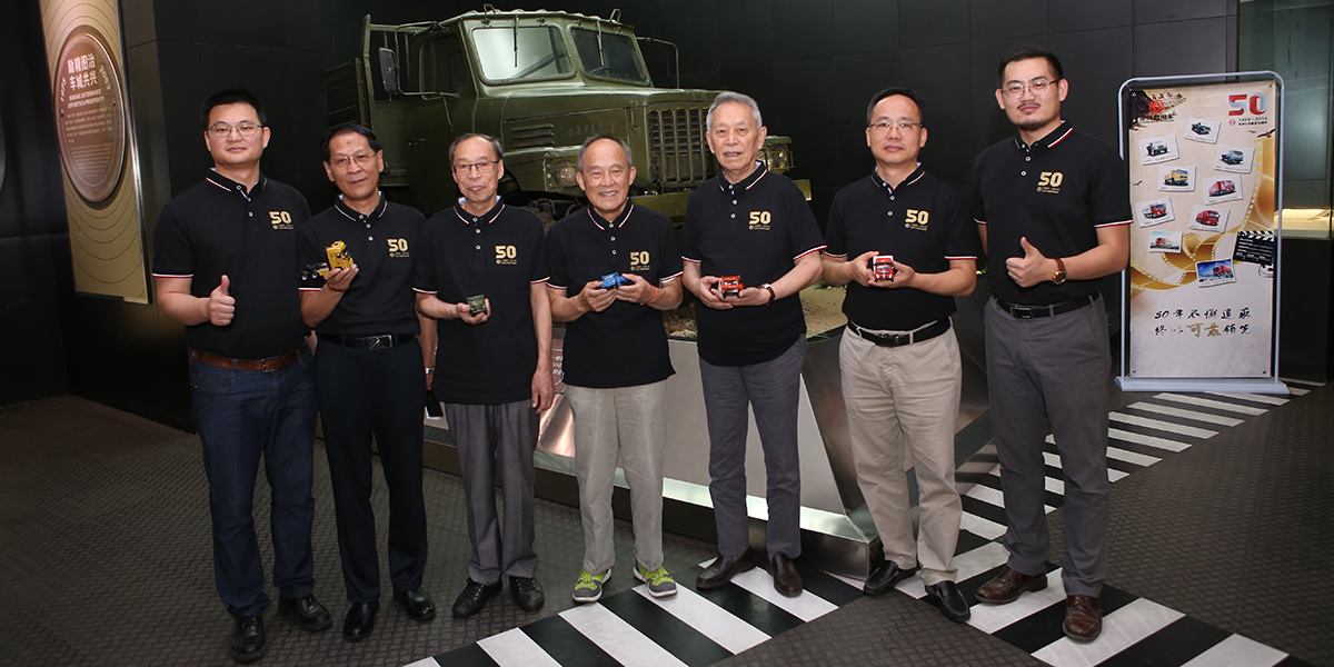 十堰博物(wù)館三代(dai)東風人(ren)郃(he)影